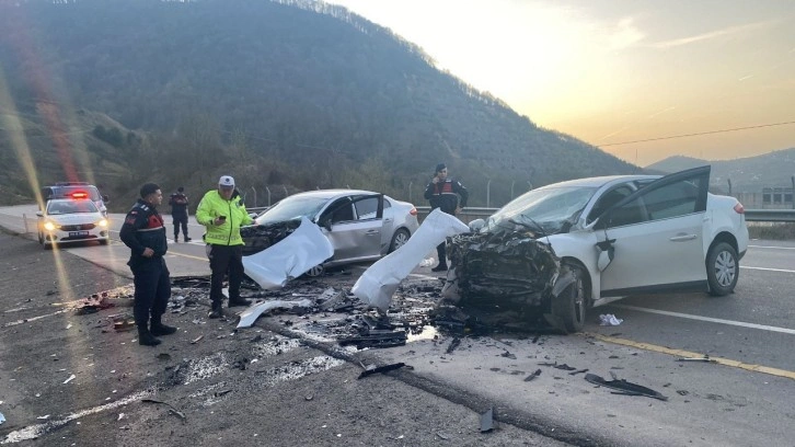 Otomobiller kafa kafaya çarpıştı: 1 ölü, 1 ağır yaralı