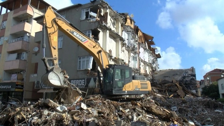 Pendik'te İETT otobüsünün çarptığı binanın yıkım çalışmaları sürüyor