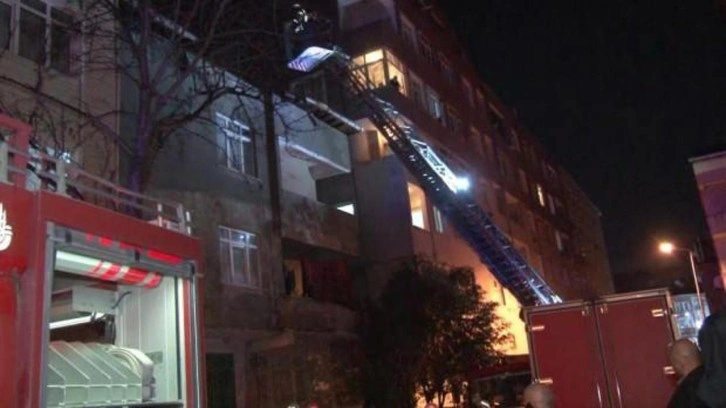 Pendik’te 3 katlı binanın çatısı alev alev yandı