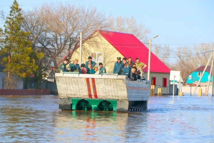 Rusya'da Ural Nehri'nde baraj patladı: Yüzlerce ev su altında