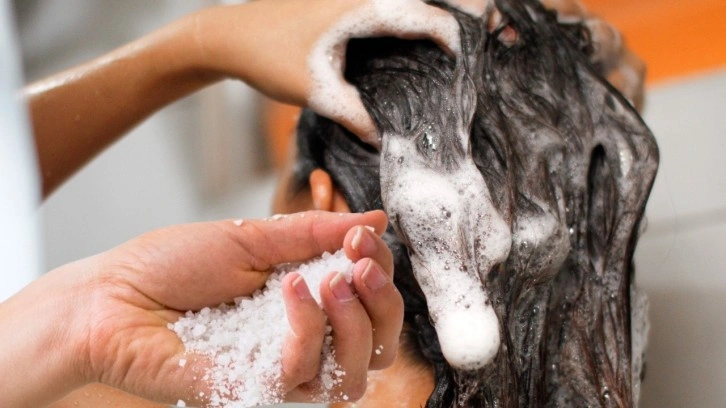 Şampuana tuz atın o dertten kurtulun: Şampuana tuz atmanın saçlara mucizevi etkileri ortaya çıktı