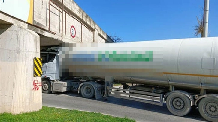 Tarsus'ta doğalgaz tankeri köprüye sıkıştı