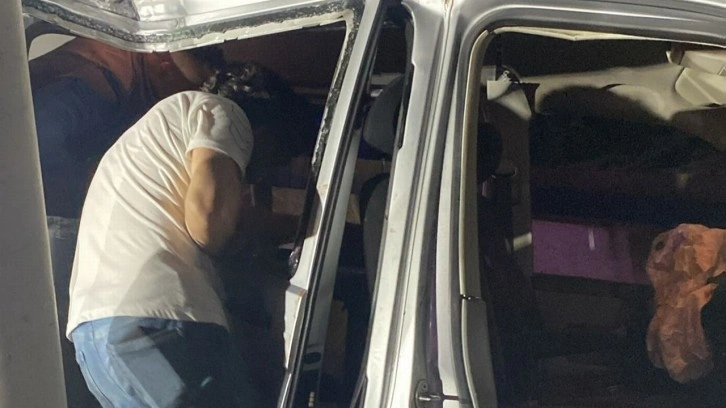 Tarsus'ta minibüs elektrik direğine çarptı: 2 ölü, 3 yaralı