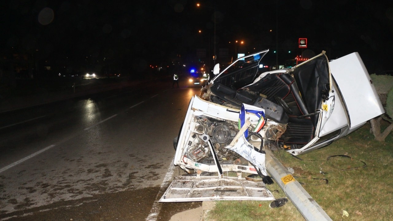 Tokat’ta otomobil elektrik direğine çarptı: 2 yaralı