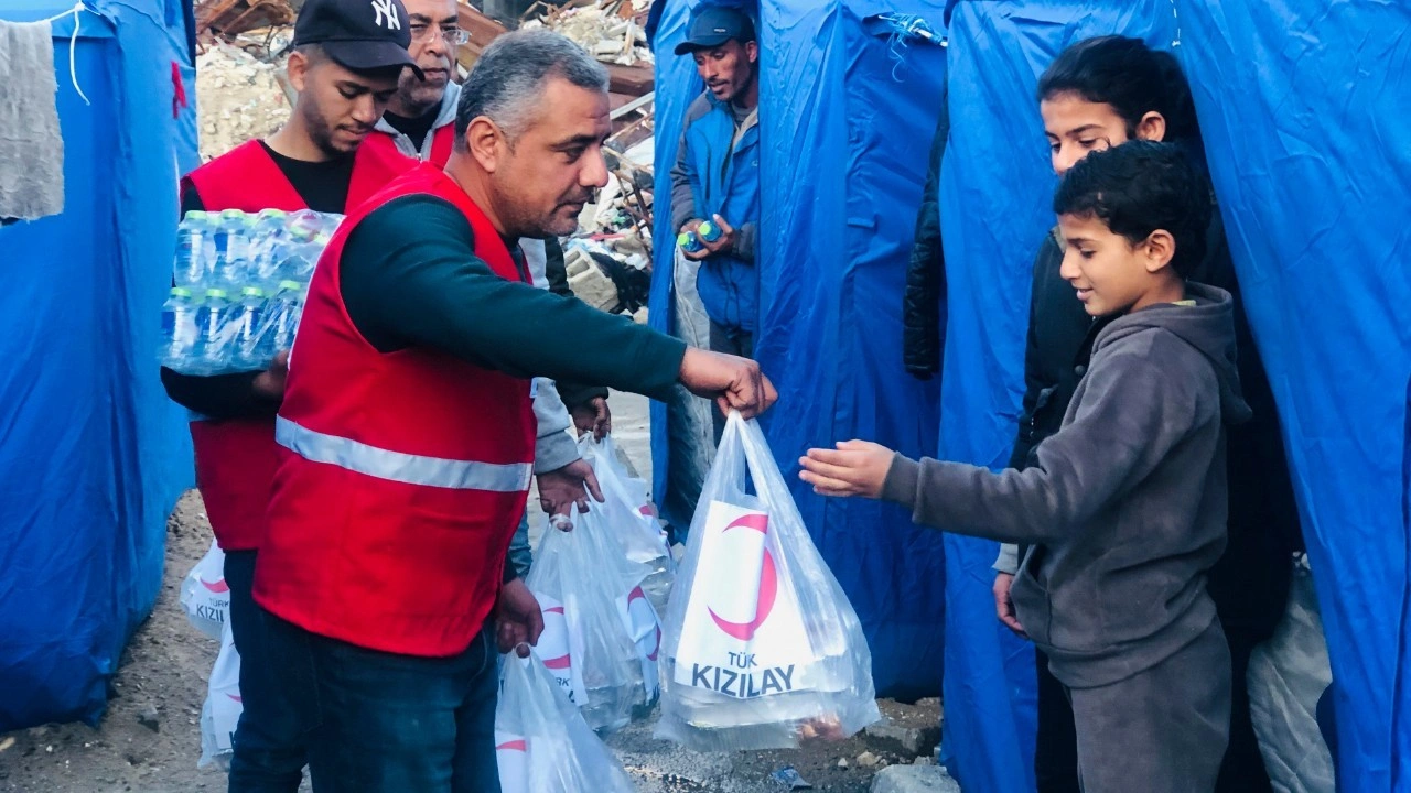 Türk Kızılay, Gazze’de 30 bin kişilik iftarlık dağıttığını duyurdu