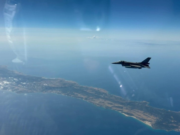 Türkiye Hava Kuvvetleri Komutanlığına ait uçaklar Kıbrıs'ın güneyinde eğitim uçuşu yaptı