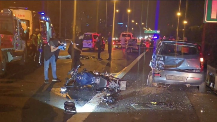 Ümraniye TEM'de, emniyet şeridinde duraklayan otomobile motosiklet çarptı: 1 ölü