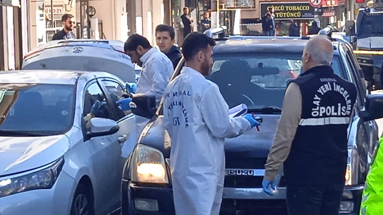 Üsküdar'da polise çekiçli saldırı: 1'i polis 3 yaralı