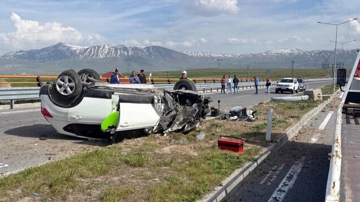 Van'da otomobil, refüjdeki aydınlatma direğine çarptı: 5 yaralı