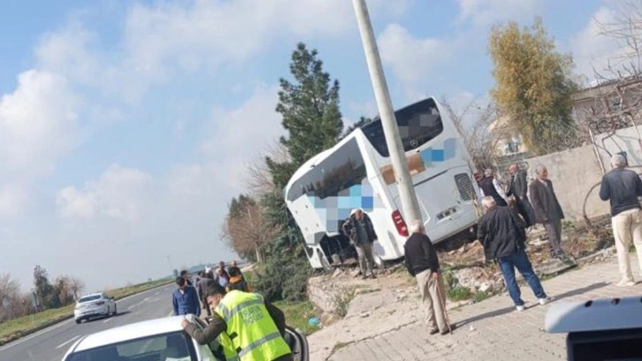 Yolcu otobüsü evin bahçesine girdi. Bahçede kimsenin olmaması olası faciayı önledi