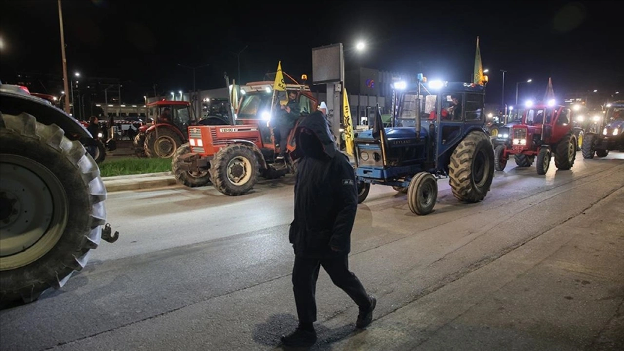 Yunanistan'da çiftçiler traktörleriyle eylem yaptı