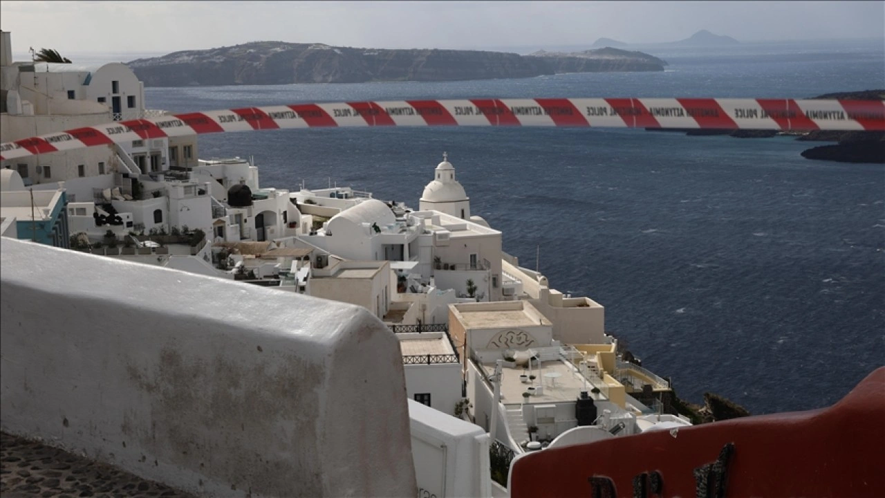 Yunanistan, Santorini Adası'nda acil durumlar için liman inşa ediyor