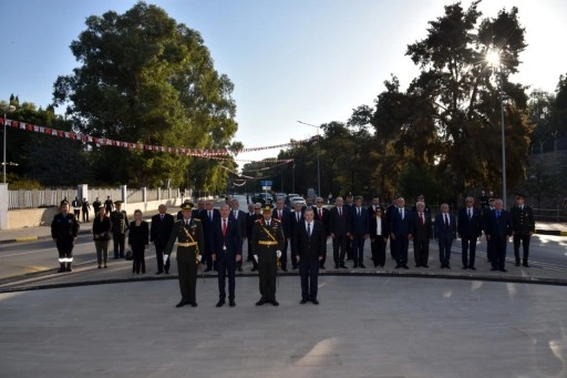 15 Kasım Cumhuriyet Bayramı kutlamaları&#8230;Lefkoşa Şehitler Anıtı’nda tören gerçekleştirildi.