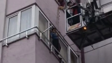 4’üncü kat penceresinde mahsur kalan çocuğu, itfaiye kurtardı