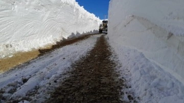 7 metrelik karla mücadele. Görüntüler şaşkınlık yarattı. Adeta tünel görüntüsü