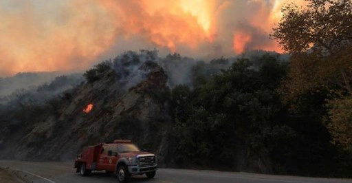 ABD’nin California eyaletindeki yangın nedeniyle 20 binden fazla kişi için tahliye emri verildi