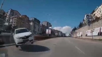 Ankara'da korkunç kaza kamerada! Refüjü aşıp 3 otomobille böyle çarpıştı