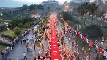 Antalya'da 20 bin kişilik fener alayı