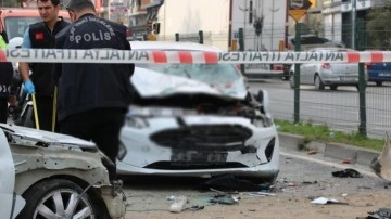 Antalya'da feci kaza. Karşı şeride geçti. İki araca çarptı. 2 ölü 3 yaralı var
