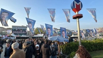 Arıza nedeniyle Üsküdar-Çekmeköy metro hattında seferler yapılamadı. Yolcular raylarda yürüdü