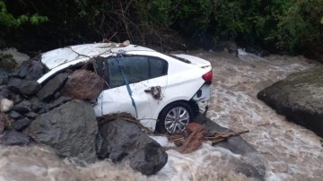 Artvin'de sel; park halindeki otomobil taşan derede sürüklendi!