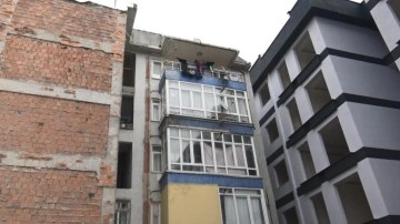 Balkona bile yatak konmuş! 1 kişiye kiraladığı evinde 27 kişi yaşıyor. Daire yurda çevrilmiş!