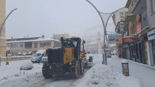 Bayburt'ta 37 köy yolu kardan kapandı