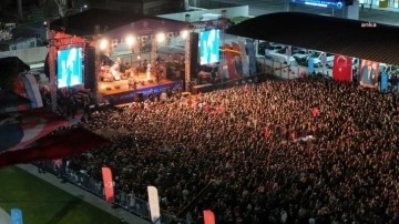 Belediye otogarı Duman konseriyle hizmete açtı: 30 bin kişi tek bir ağızdan İzmir Marşı söyledi