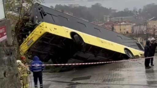 Beykoz'da yokuş aşağı kayan İETT otobüsü evin bahçesine düştü