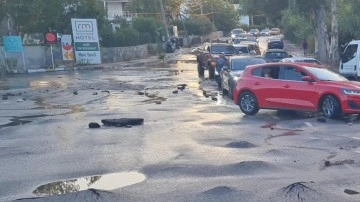 Bodrum'da ana su isale hattı patladı; sürücüler güçlükle ilerledi