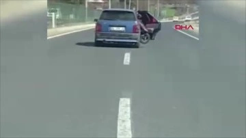 Bolu'da trafikte şoke eden görüntü! Otomobilin arka koltuğunda motosikleti böyle taşıdılar