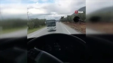 Bursa'da feci kaza saniye saniye kamerada! TIR ile servis minibüsü kafa kafaya böyle çarpıştı