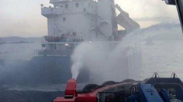 Çanakkale Boğazı'nda yanan gemi, liman bölgesine demirletildi