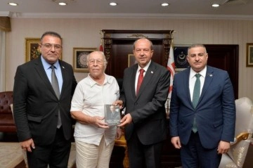 Cumhurbaşkanı Ersin Tatar, gazeteci Ahmet Tolgay’ı kabul etti