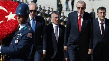 Devlet erkanı Ata'nın huzurunda