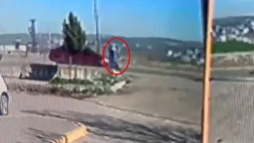 Diyarbakır'da feci kaza kamerada: Otomobilin çarptığı kadın metrelerce havaya fırladı