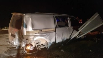 Diyarbakır'da otomobil ile minibüs çarpıştı: 13 yaralı