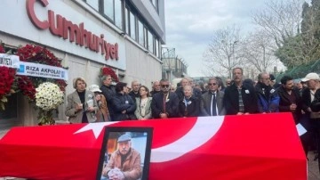 Duayen gazeteci Ali Sirmen'e veda.... Sirmen için Cumhuriyet Gazetesi önünde tören düzelendi