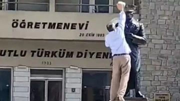 Elazığ'da Atatürk heykeline taşla saldıran şüpheli, adliyede