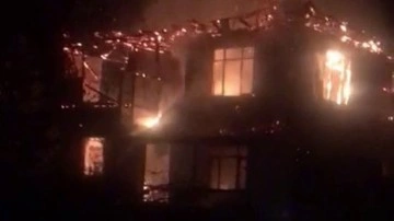 Elektrikli battaniyeden çıkan yangında 2 katlı ev yandı