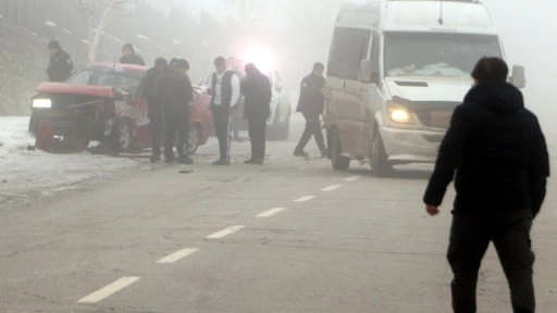 Erzurum’da 13 araç zincirleme kazaya karıştı