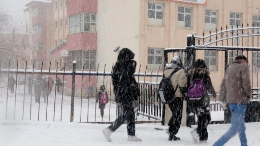 Erzurum'da 'mart' karı: 416 yerleşim yeri yolu kapandı!