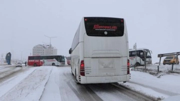 Erzurum'da kar yağışında 130 kırsal mahalle yolu kapandı!