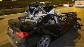 Feci kaza. TIR'a çarpan otomobilin tavanı koptu: 1 kişi öldü, 2 kişi yaralandı