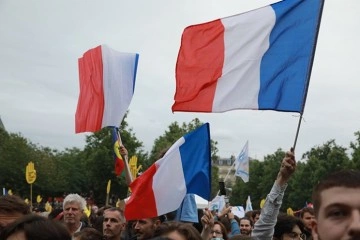Fransa’da erken genel seçimin ikinci turuna sayılı günler kaldı