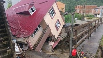 Giresun'da sağanak; 2 katlı ev yan yattı!