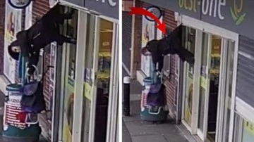 Görüntüler sosyal medyada gündem oldu: Mağaza kepengine takılan yaşlı kadın havada asılı kaldı