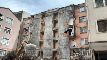 Güngören’de bina yıkımı yapan kepçe bitişik apartmandaki mutfak duvarını yıktı