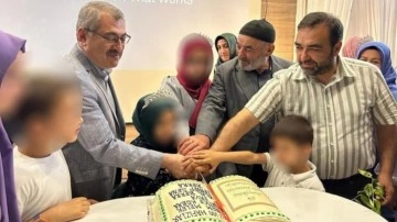 Hafızlık töreninde Kur'an-ı Kerim tasarımlı pasta kestiler