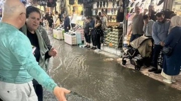 Hatay'da sağanak! Tarihi Uzun Çarşı sular altında kaldı